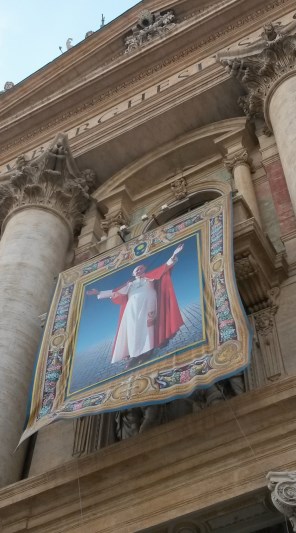 교황 성 바오로 6세 시복식_photo by Lovio_on the facade of the Basilica of St Peter in Vatican City.jpg